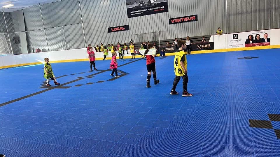 Jeu de groupe sur la surface intérieure du camp DHG